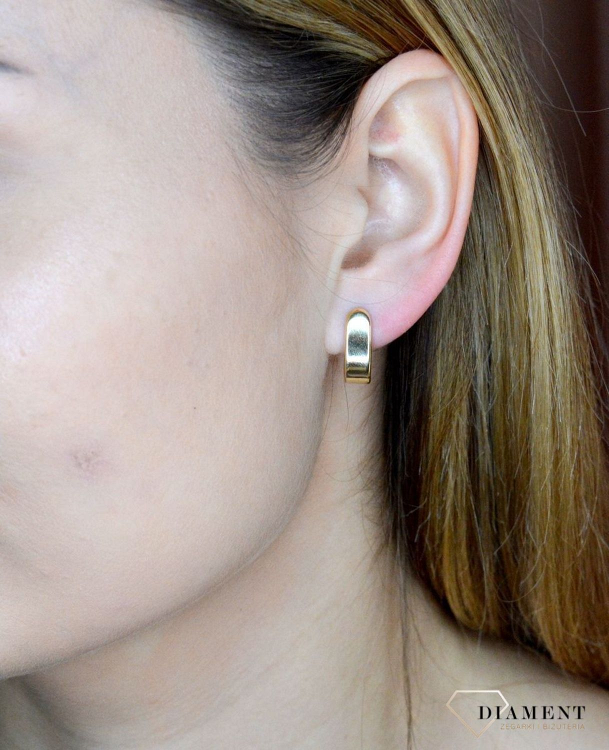 Złote kolczyki 375 angielskie gładkie KL 5428 375. Złote kolczyki wykonane z najwyższej jakości żółtego złota, próba 375, waga około 1,67 gram. Kolczyki w minimalistycznym stylu, wpisujące się w obecne trendy modowe..jpg